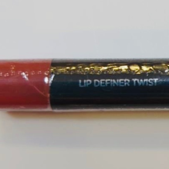 (3/30$) DOUCCE Lip Definer Twist in 490 - Picture 3 of 3